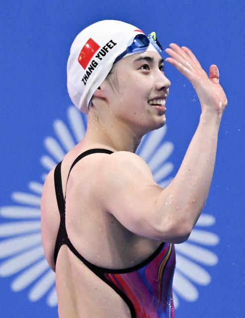 (251114) -- SHENZHEN, Nov. 14, 2025 (Xinhua) -- Zhang Yufei of Jiangsu greets the spectators after the women's 200m butterfly final of swimming event at China's 15th National Games in Shenzhen, south China's Guangdong Province, Nov. 14, 2025. (Xinhua/Chen Yichen)