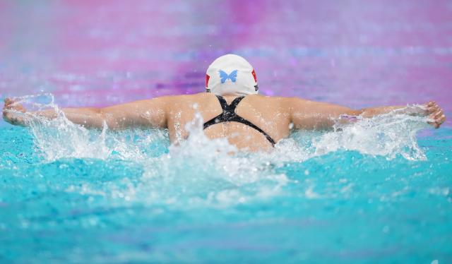 (251114) -- SHENZHEN, Nov. 14, 2025 (Xinhua) -- Zhang Yufei of Jiangsu competes during the women's 200m butterfly final of swimming event at China's 15th National Games in Shenzhen, south China's Guangdong Province, Nov. 14, 2025. (Xinhua/Xue Yuge)