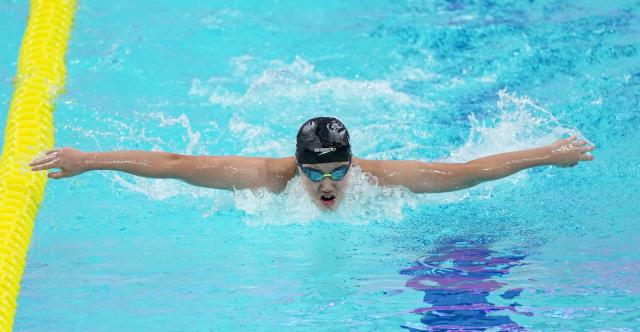 (251114) -- SHENZHEN, Nov. 14, 2025 (Xinhua) -- Yu Zidi of Hebei competes during the women's 200m butterfly final of swimming event at China's 15th National Games in Shenzhen, south China's Guangdong Province, Nov. 14, 2025. (Xinhua/Du Yu)