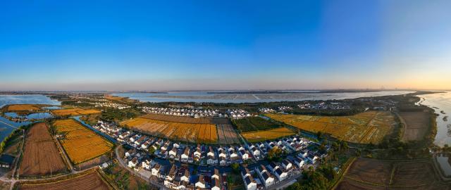(251114) -- SUZHOU, Nov. 14, 2025 (Xinhua) -- This panoramic aerial drone photo taken on Nov. 13, 2025 shows the view of a peninsula in Yangcheng Lake in Suzhou, east China's Jiangsu Province. (Xinhua/Ji Chunpeng)