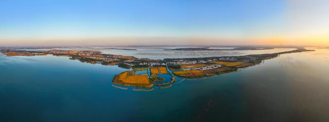 (251114) -- SUZHOU, Nov. 14, 2025 (Xinhua) -- This panoramic aerial drone photo taken on Nov. 13, 2025 shows the view of a peninsula in Yangcheng Lake in Suzhou, east China's Jiangsu Province. (Xinhua/Ji Chunpeng)