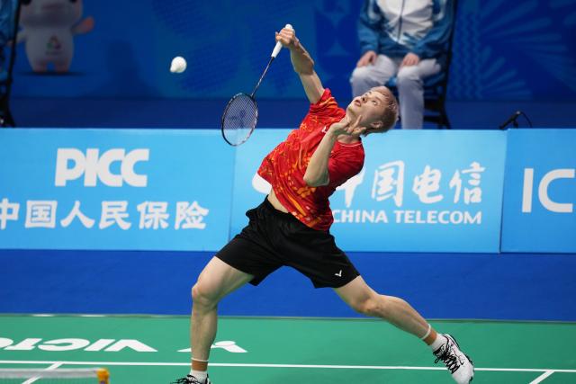 (251114) -- SHENZHEN, Nov. 14, 2025 (Xinhua) -- Shi Yuqi of Jiangsu competes against Sun Chao of Zhejiang during the men's team final of badminton between Jiangsu and Zhejiang at China's 15th National Games in Shenzhen, south China's Guangdong Province, Nov. 14, 2025. (Xinhua/Li Ziheng)
