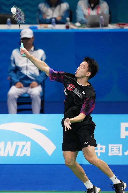 (251114) -- SHENZHEN, Nov. 14, 2025 (Xinhua) -- Sun Chao of Zhejiang competes against Shi Yuqi of Jiangsu during the men's team final of badminton between Jiangsu and Zhejiang at China's 15th National Games in Shenzhen, south China's Guangdong Province, Nov. 14, 2025. (Xinhua/Li Ziheng)