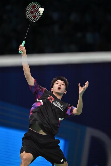 (251114) -- SHENZHEN, Nov. 14, 2025 (Xinhua) -- Sun Chao of Zhejiang competes against Shi Yuqi of Jiangsu during the men's team final of badminton between Jiangsu and Zhejiang at China's 15th National Games in Shenzhen, south China's Guangdong Province, Nov. 14, 2025. (Xinhua/Li Ziheng)