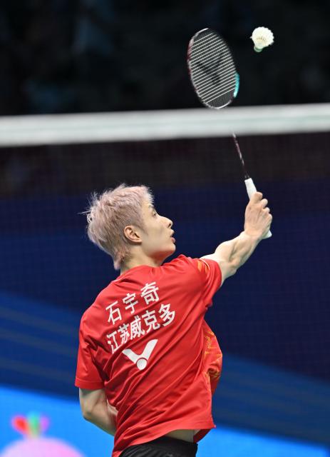 (251114) -- SHENZHEN, Nov. 14, 2025 (Xinhua) -- Shi Yuqi of Jiangsu competes against Sun Chao of Zhejiang during the men's team final of badminton between Jiangsu and Zhejiang at China's 15th National Games in Shenzhen, south China's Guangdong Province, Nov. 14, 2025. (Xinhua/Li Ziheng)