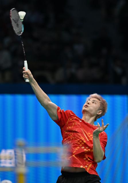 (251114) -- SHENZHEN, Nov. 14, 2025 (Xinhua) -- Shi Yuqi of Jiangsu competes against Sun Chao of Zhejiang during the men's team final of badminton between Jiangsu and Zhejiang at China's 15th National Games in Shenzhen, south China's Guangdong Province, Nov. 14, 2025. (Xinhua/Li Ziheng)
