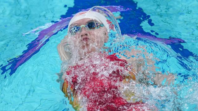 (251114) -- SHENZHEN, Nov. 14, 2025 (Xinhua) -- Wan Letian of Jiangxi competes during the women's 50m backstroke final of swimming at China's 15th National Games in Shenzhen, south China's Guangdong Province, Nov. 14, 2025. (Xinhua/Du Yu)
