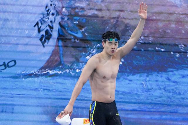 (251114) -- SHENZHEN, Nov. 14, 2025 (Xinhua) -- Pan Zhanle of Zhejiang greets the spectators after the men's 100m freestyle final of swimming at China's 15th National Games in Shenzhen, south China's Guangdong Province, Nov. 14, 2025. (Xinhua/Du Yu)