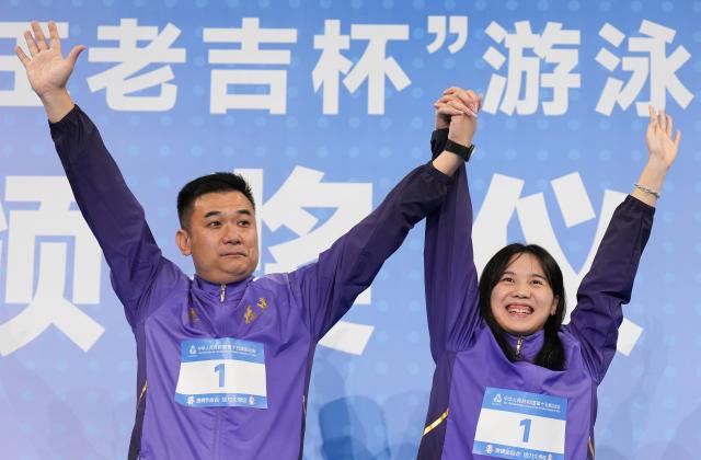 (251114) -- SHENZHEN, Nov. 14, 2025 (Xinhua) -- Gold medalist Chen Luying of Fujian poses with her coach during the awarding ceremony for the women's 200m butterfly of swimming event at China's 15th National Games in Shenzhen, south China's Guangdong Province, Nov. 14, 2025. (Xinhua/Xue Yuge)