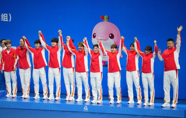 (251114) -- SHENZHEN, Nov. 14, 2025 (Xinhua) -- Bronze medalists team Sichuan pose during the awarding ceremony for the women's team of badminton at China's 15th National Games in Shenzhen, south China's Guangdong Province, Nov. 14, 2025. (Xinhua/Chen Sihan)