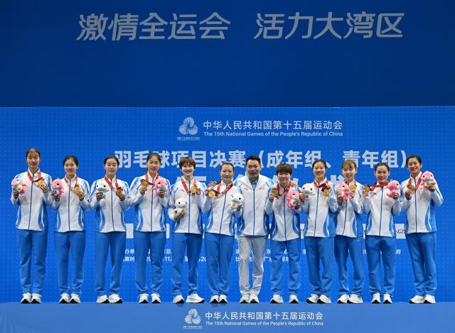 (251114) -- SHENZHEN, Nov. 14, 2025 (Xinhua) -- Gold medalists team Zhejiang pose during the awarding ceremony for the women's team of badminton at China's 15th National Games in Shenzhen, south China's Guangdong Province, Nov. 14, 2025. (Xinhua/Li Ziheng)