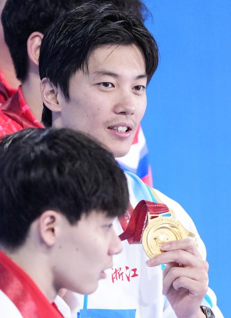 (251114) -- SHENZHEN, Nov. 14, 2025 (Xinhua) -- Gold medalist Wang Shun of Zhejiang poses during the awarding ceremony for the men's 200m individual medley of swimming at China's 15th National Games in Shenzhen, south China's Guangdong Province, Nov. 14, 2025. (Xinhua/Du Yu)