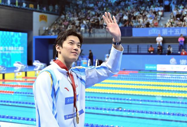 (251114) -- SHENZHEN, Nov. 14, 2025 (Xinhua) -- Gold medalist Wang Shun of Zhejiang greets the spectators after the awarding ceremony for the men's 200m individual medley of swimming at China's 15th National Games in Shenzhen, south China's Guangdong Province, Nov. 14, 2025. (Xinhua/Chen Yichen)