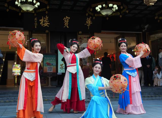 (251114) -- SHANGHAI, Nov. 14, 2025 (Xinhua) -- Actresses perform "Gundeng" (rolling lanterns), an intangible cultural heritage from Zhejiang Province, in Yuyuan Garden, Shanghai, east China, Nov. 14, 2025. A series of cultural events were held here to showcase the charm of Chinese intangible cultural heritages. 
   Located near the Bund in central Shanghai, Yuyuan Garden is a landmark attraction in this east China metropolis. Last year, it welcomed a record 2.7 million visitors -- with international tourists comprising nearly one-fourth of that total. (Xinhua/Liu Ying)