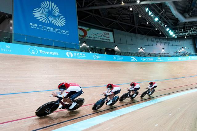 (251114) -- HONG KONG, Nov. 14, 2025 (Xinhua) -- Team Henan compete during the cycling track men's team pursuit final at China's 15th National Games in Hong Kong, south China, Nov. 14, 2025. (Xinhua/Wu Lu)