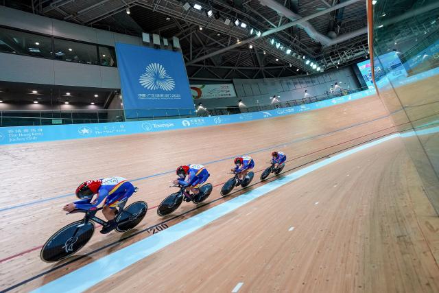 (251114) -- HONG KONG, Nov. 14, 2025 (Xinhua) -- Team Shanghai compete during the cycling track men's team pursuit final at China's 15th National Games in Hong Kong, south China, Nov. 14, 2025. (Xinhua/Wu Lu)