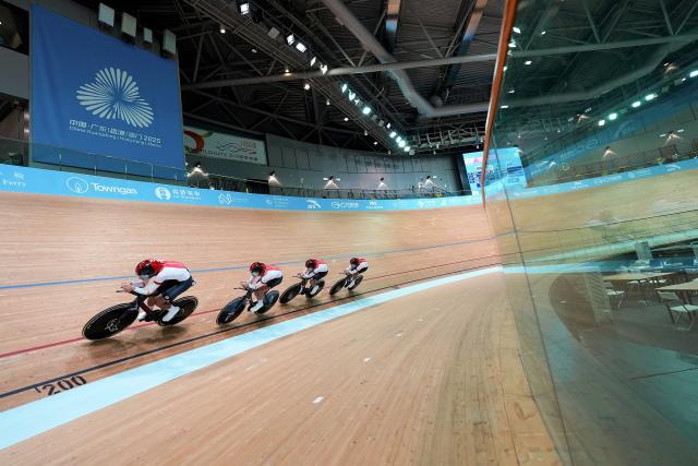 (251114) -- HONG KONG, Nov. 14, 2025 (Xinhua) -- Team Henan compete during the cycling track men's team pursuit final at China's 15th National Games in Hong Kong, south China, Nov. 14, 2025. (Xinhua/Wu Lu)
