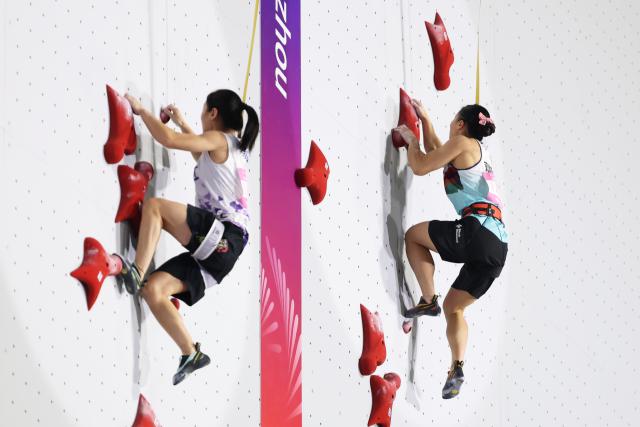 (251114) -- GUANGZHOU, Nov. 14, 2025 (Xinhua) -- Deng Lijuan (R) of Hunan and Zhou Yafei of Zhejiang compete during the women's speed final of sport climbing at China's 15th National Games in Guangzhou, south China's Guangdong Province, Nov. 14, 2025. (Xinhua/Yang Shiyao)