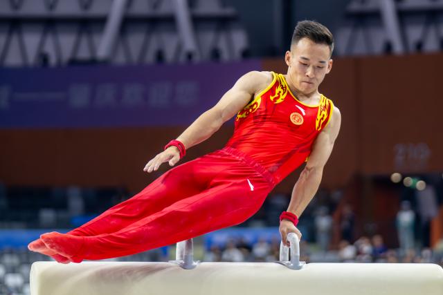 (251114) -- ZHAOQING, Nov. 14, 2025 (Xinhua) -- Xiao Ruoteng of Beijing competes in pommel horse during the artistic gymnastics men's individual all-around final at China's 15th National Games in Zhaoqing, south China's Guangdong Province, Nov. 14, 2025. (Xinhua/Du Zixuan)