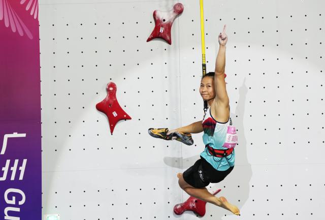 (251114) -- GUANGZHOU, Nov. 14, 2025 (Xinhua) -- Deng Lijuan of Hunan celebrates after winning the women's speed final of sport climbing at China's 15th National Games in Guangzhou, south China's Guangdong Province, Nov. 14, 2025. (Xinhua/Jigme Dorji)