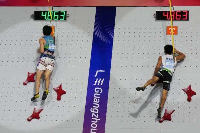 (251114) -- GUANGZHOU, Nov. 14, 2025 (Xinhua) -- Zhao Yicheng (L) of Shanghai and Huang Jingjie of Jiangxi compete during the men's speed final of sport climbing at China's 15th National Games in Guangzhou, south China's Guangdong Province, Nov. 14, 2025. (Xinhua/Jigme Dorji)