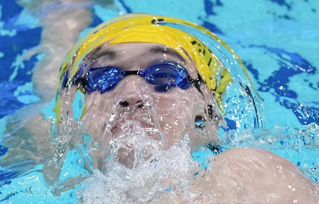 (251114) -- SHENZHEN, Nov. 14, 2025 (Xinhua) -- Xu Jiayu of Zhejiang competes during the men's 200m backstroke semifinal of swimming event at China's 15th National Games in Shenzhen, south China's Guangdong Province, Nov. 14, 2025. (Xinhua/Du Yu)