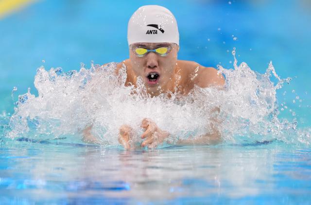 (251114) -- SHENZHEN, Nov. 14, 2025 (Xinhua) -- Qin Haiyang of Shanghai competes during the men's 200m breaststroke semifinal of swimming event at China's 15th National Games in Shenzhen, south China's Guangdong Province, Nov. 14, 2025. (Xinhua/Xue Yuge)