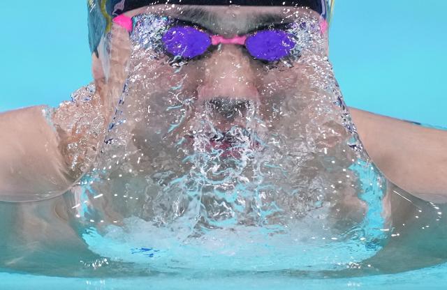 (251114) -- SHENZHEN, Nov. 14, 2025 (Xinhua) -- Dong Zhihao of Jiangsu competes during the men's 200m breaststroke semifinal of swimming event at China's 15th National Games in Shenzhen, south China's Guangdong Province, Nov. 14, 2025. (Xinhua/Xue Yuge)