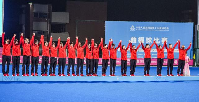 (251114) -- YUNFU, Nov. 14, 2025 (Xinhua) -- Bronze medalists team Jiangsu celebrate during the awarding ceremony for the women's hockey at China's 15th National Games in Yunfu, south China's Guangdong Province, Nov. 14, 2025. (Xinhua/Tao Liang)