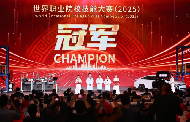 (251114) -- TIANJIN, Nov. 14, 2025 (Xinhua) -- Contestants of Jinhua University of Vocational Technology attend the award ceremony of the World Vocational College Skills Competition 2025 in Tianjin, north China, Nov. 14, 2025. Six teams participated in the final of this competition here on Friday, with the one from Jinhua University of Vocational Technology garnering the championship. (Xinhua/Zhao Zishuo)