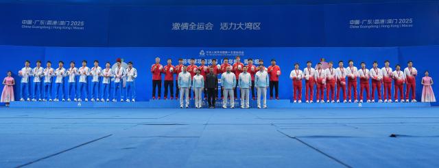 (251115) -- SHENZHEN, Nov. 15, 2025 (Xinhua) -- Gold medalists team Jiangsu, silver medalists team Zhejiang and bronze medalists team Guangdong pose during the awarding ceremony for the men's team of badminton at China's 15th National Games in Shenzhen, south China's Guangdong Province, Nov. 15, 2025. (Xinhua/Chen Sihan)