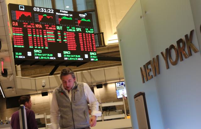 (251114) -- NEW YORK, Nov. 14, 2025 (Xinhua) -- A monitor displays stock market information at the New York Stock Exchange in New York, the United States, on Nov. 14, 2025. (Xinhua/Liu Yanan)