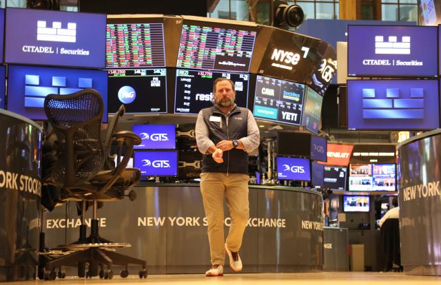 (251114) -- NEW YORK, Nov. 14, 2025 (Xinhua) -- A trader walks on the floor of the New York Stock Exchange  in New York, the United States, on Nov. 14, 2025. (Xinhua/Liu Yanan)