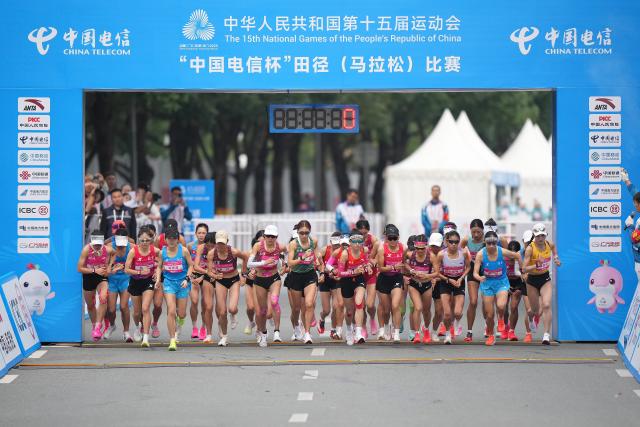 (251115) -- SHENZHEN, Nov. 15, 2025 (Xinhua) -- Athletes start during the women's marathon event at China's 15th National Games in Shenzhen, south China's Guangdong Province, Nov. 15, 2025. (Xinhua/Jiang Han)