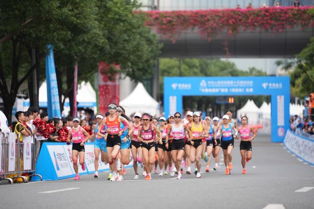 (251115) -- SHENZHEN, Nov. 15, 2025 (Xinhua) -- Athletes compete during the women's marathon event at China's 15th National Games in Shenzhen, south China's Guangdong Province, Nov. 15, 2025. (Xinhua/Jiang Han)