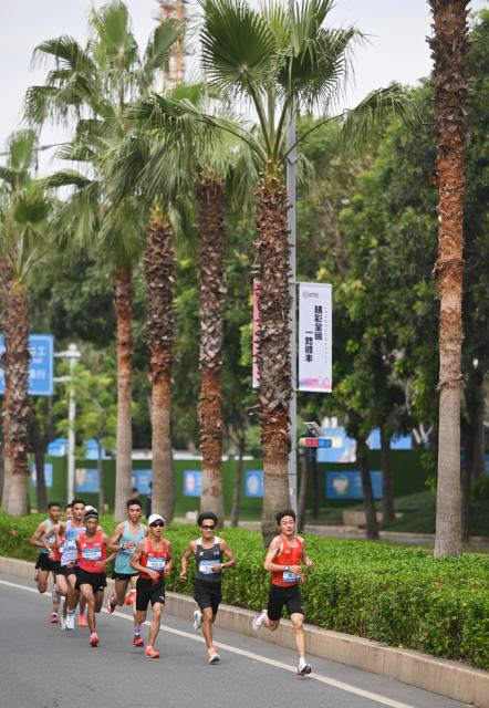 (251115) -- SHENZHEN, Nov. 15, 2025 (Xinhua) -- Athletes compete during the men's marathon event at China's 15th National Games in Shenzhen, south China's Guangdong Province, Nov. 15, 2025. (Xinhua/Lian Zhen)