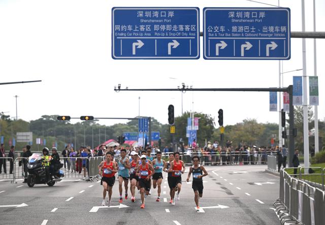 (251115) -- SHENZHEN, Nov. 15, 2025 (Xinhua) -- Athletes compete during the men's marathon event at China's 15th National Games in Shenzhen, south China's Guangdong Province, Nov. 15, 2025. (Xinhua/Lian Zhen)