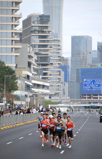 (251115) -- SHENZHEN, Nov. 15, 2025 (Xinhua) -- Athletes compete during the men's marathon event at China's 15th National Games in Shenzhen, south China's Guangdong Province, Nov. 15, 2025. (Xinhua/Lian Zhen)