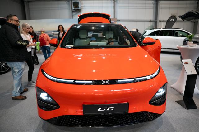 (251115) -- PRAGUE, Nov. 15, 2025 (Xinhua) -- People visit the exhibition area of Xpeng at the 7th e-SALON in Prague, the Czech Republic, Nov. 14, 2025.
  The e-SALON, a trade fair for passenger and commercial vehicles with alternative propulsion, opened to public on Friday and will last until Sunday. (Photo by Dana Kesnerova/Xinhua)