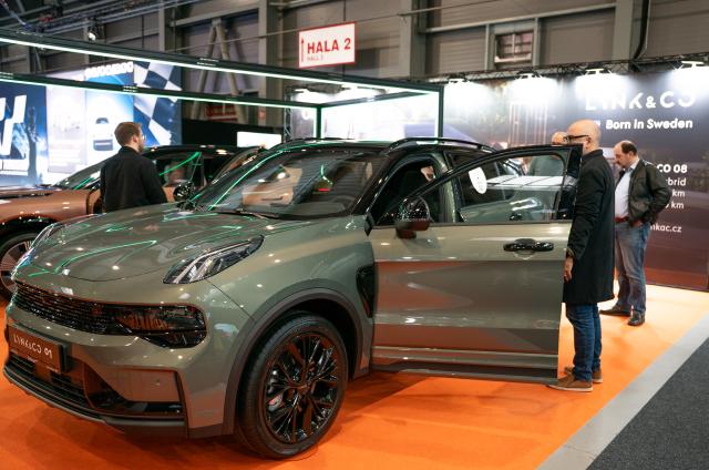(251115) -- PRAGUE, Nov. 15, 2025 (Xinhua) -- People visit the exhibition area of Lynk & Co at the 7th e-SALON in Prague, the Czech Republic, Nov. 14, 2025.
  The e-SALON, a trade fair for passenger and commercial vehicles with alternative propulsion, opened to public on Friday and will last until Sunday. (Photo by Dana Kesnerova/Xinhua)