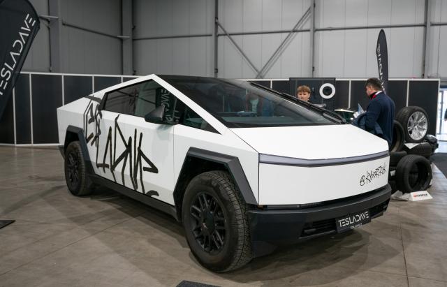 (251115) -- PRAGUE, Nov. 15, 2025 (Xinhua) -- People visit the exhibition area of Tesla at the 7th e-SALON in Prague, the Czech Republic, Nov. 14, 2025.
  The e-SALON, a trade fair for passenger and commercial vehicles with alternative propulsion, opened to public on Friday and will last until Sunday. (Photo by Dana Kesnerova/Xinhua)