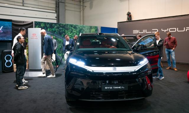 (251115) -- PRAGUE, Nov. 15, 2025 (Xinhua) -- People visit the exhibition area of BYD at the 7th e-SALON in Prague, the Czech Republic, Nov. 14, 2025.
  The e-SALON, a trade fair for passenger and commercial vehicles with alternative propulsion, opened to public on Friday and will last until Sunday. (Photo by Dana Kesnerova/Xinhua)