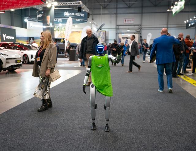 (251115) -- PRAGUE, Nov. 15, 2025 (Xinhua) -- A humanoid robot gestures at the 7th e-SALON in Prague, the Czech Republic, Nov. 14, 2025.
  The e-SALON, a trade fair for passenger and commercial vehicles with alternative propulsion, opened to public on Friday and will last until Sunday. (Photo by Dana Kesnerova/Xinhua)
