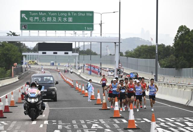 (251115) -- HONG KONG, Nov. 15, 2025 (Xinhua) -- Athletes compete during the men's marathon event at China's 15th National Games in Hong Kong, south China, Nov. 15, 2025. (Xinhua/Lian Zhen)