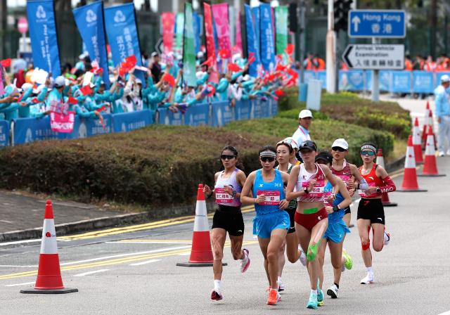 (251115) -- HONG KONG, Nov. 15, 2025 (Xinhua) -- Athletes compete during the women's marathon event at China's 15th National Games in Hong Kong, south China, Nov. 15, 2025. (Xinhua/Mao Siqian)
