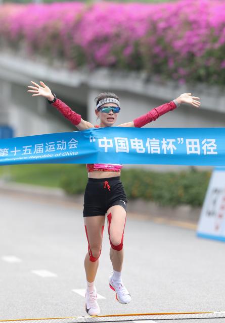 (251115) -- SHENZHEN, Nov. 15, 2025 (Xinhua) -- Zhang Deshun of Yunnan crosses the finish line during the women's marathon event at China's 15th National Games in Shenzhen, south China's Guangdong Province, Nov. 15, 2025. (Xinhua/Ding Ting)