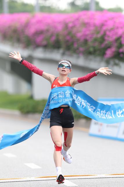 (251115) -- SHENZHEN, Nov. 15, 2025 (Xinhua) -- Zhang Deshun of Yunnan crosses the finish line during the women's marathon event at China's 15th National Games in Shenzhen, south China's Guangdong Province, Nov. 15, 2025. (Xinhua/Ding Ting)
