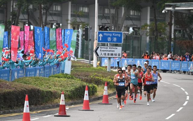 (251115) -- HONG KONG, Nov. 15, 2025 (Xinhua) -- Athletes compete during the men's marathon event at China's 15th National Games in Hong Kong, south China, Nov. 15, 2025. (Xinhua/Lian Zhen)
