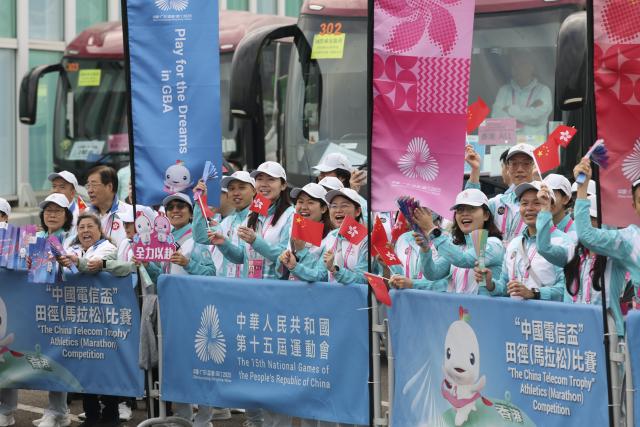 (251115) -- HONG KONG, Nov. 15, 2025 (Xinhua) -- Spectators cheer during the women's marathon event at China's 15th National Games in Hong Kong, south China, Nov. 15, 2025. (Xinhua/Mao Siqian)