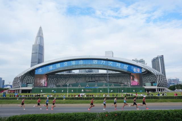 (251115) -- SHENZHEN, Nov. 15, 2025 (Xinhua) -- Athletes compete during the men's marathon event at China's 15th National Games in Shenzhen, south China's Guangdong Province, Nov. 15, 2025. (Xinhua/Jiang Han)